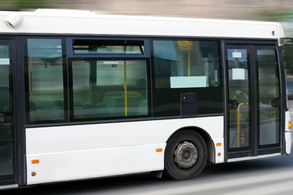 Ein fünfjähriges Mädchen war durch die Busscheibe geflogen. (Symbolbild)