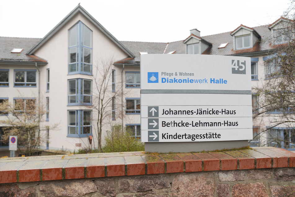 Ein Schild am Zugang zum Pflegeheim "Johannes Jänicke" der Diakonie. In dem Altenpflegeheim sind 13 Bewohner positiv auf das neuartige Coronavirus getestet worden, ein Bewohner ist am Sonntag gestorben.