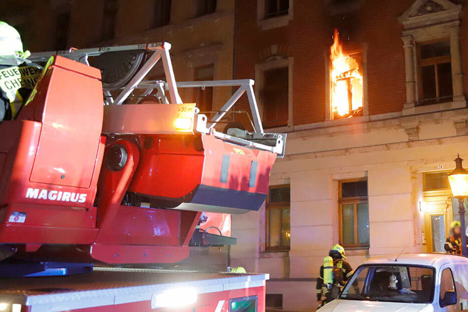 Als die Rettungskräfte eintrafen, schlugen bereits Flammen aus dem Fenster.
