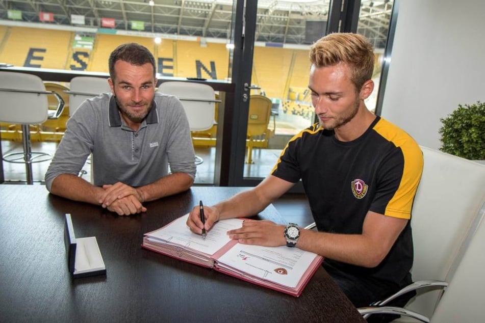 Torhüter Tim Boss (r.) bei seiner Vertragsunterschrift neben Interimsgeschäftsführer Kristian Walter.