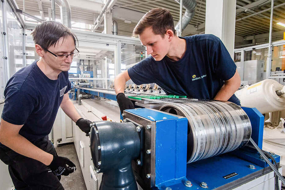 Robert Rabe (37) zusammen mit dem frisch ausgelernten Industriemechaniker Christoph Ploschke (21) bei der Arbeit im Betrieb von Heckert Solar.