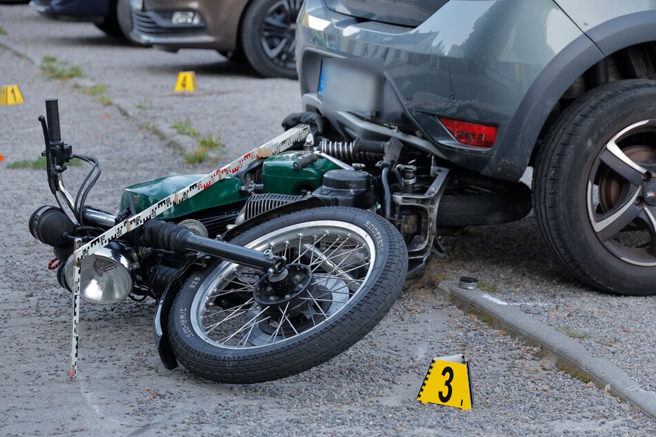 Ein Moped-Fahrer (17) krachte am Montagabend mit einem Auto zusammen. Der Jugendliche kam laut ersten Informationen schwer verletzt in ein Krankenhaus.
