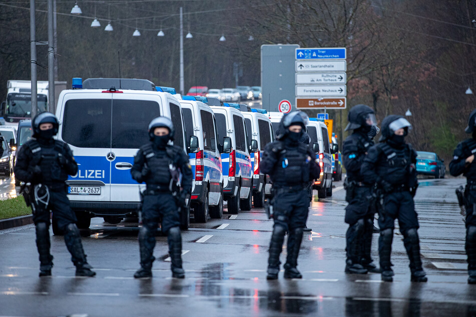 Sind die deutschen Sicherheitskräfte ausreichend für die EM gerüstet? Die Meinungen gehen weit auseinander.