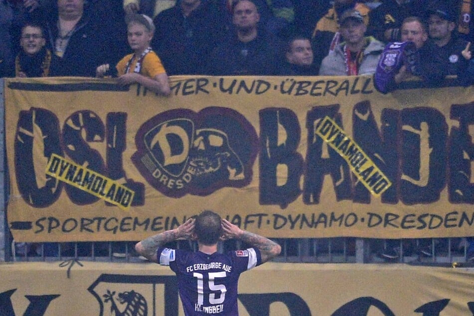 René Klingbeil am 10. November 2013 beim Auswärtsspiel der Veilchen in Dresden. Er feierte seinen Treffer zum 1:1 in der Nachspielzeit direkt vorm K-Block.
