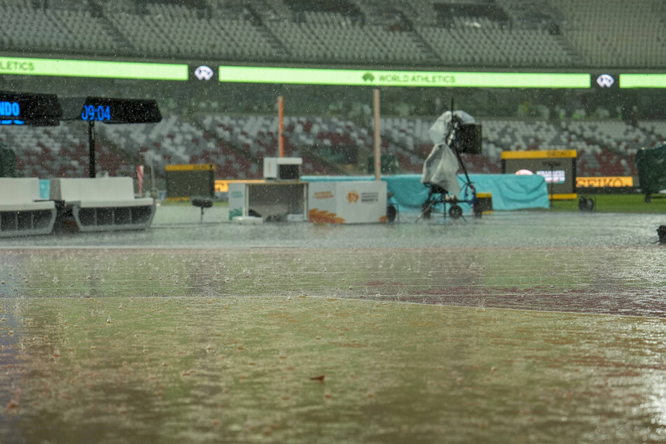Das Leichtathletik-Stadion ist von jeder Menge Wasser überschwemmt.