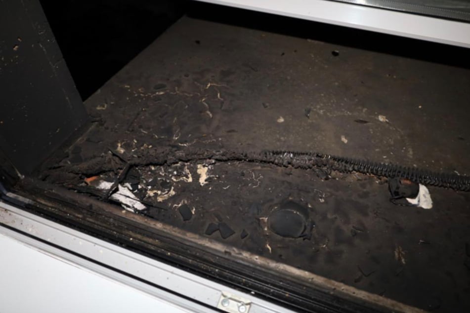 Die Fenster wurden zertrümmert.