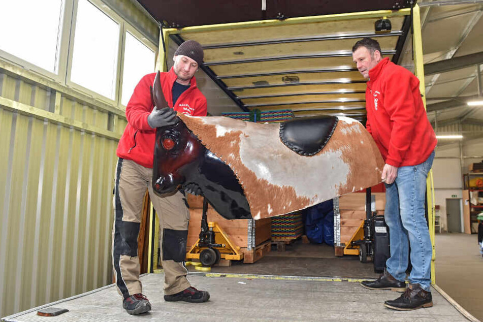 Lagerleiter Oliver Zblewski (39, l.) lädt mit Kinderland-Chef Stefan Böhm (55) den Rodeo-Bull-Riding-Stier ein.