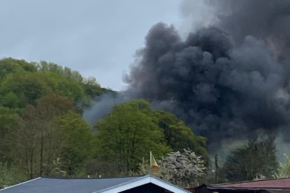 Hamburg: Explosion? Brand und starker Rauch in Hamburger Kleingartenverein