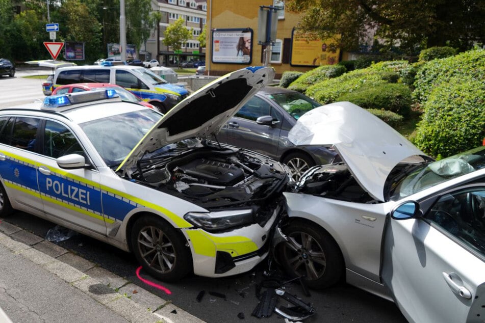 Während seiner Flucht vor einer Polizeikontrolle in Kassel-Niederzwehren prallte ein BMW-Fahrer frontal mit einem Streifenwagen zusammen.