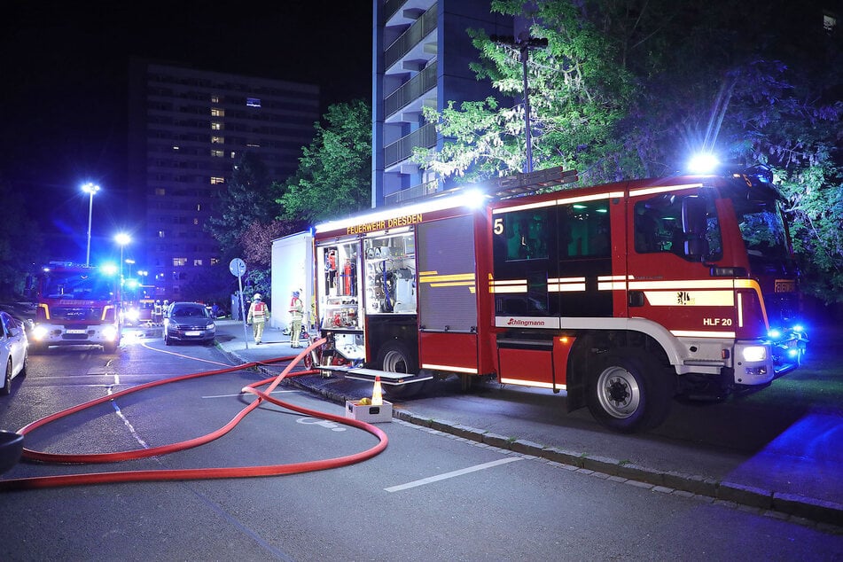 Dresden: Brand im Hochhaus: Feuerwehr rettet drei Menschen, Teenager verletzt im Krankenhaus