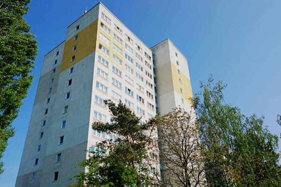 Am Vormittag wurden Feuerwehr, Polizei und Rettungsdienst zu dem 14-Geschosser im Leipziger Stadtteil Mockau gerufen.