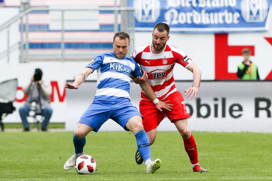 Nico Granatowski (l.) im Zweikampf mit Morris Schröter.