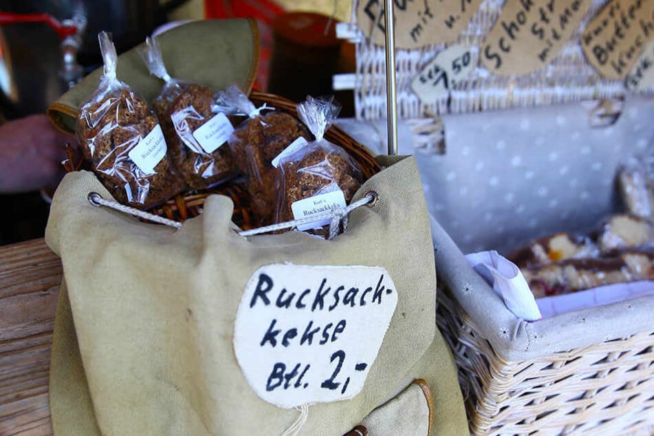 Die selbstgebackenen Rucksack-Kekse gibt es für zwei Euro.