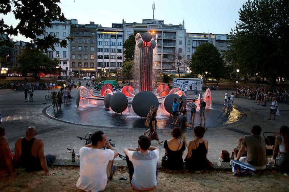 Der reaktivierte Brunnen am Ebertplatz lockte im Sommer 2018 viele Besucher an (Archivbild).