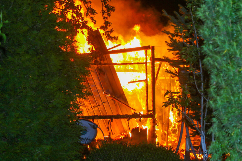 Die Hütte stand bei Eintreffen der Feuerwehr in Vollbrand.