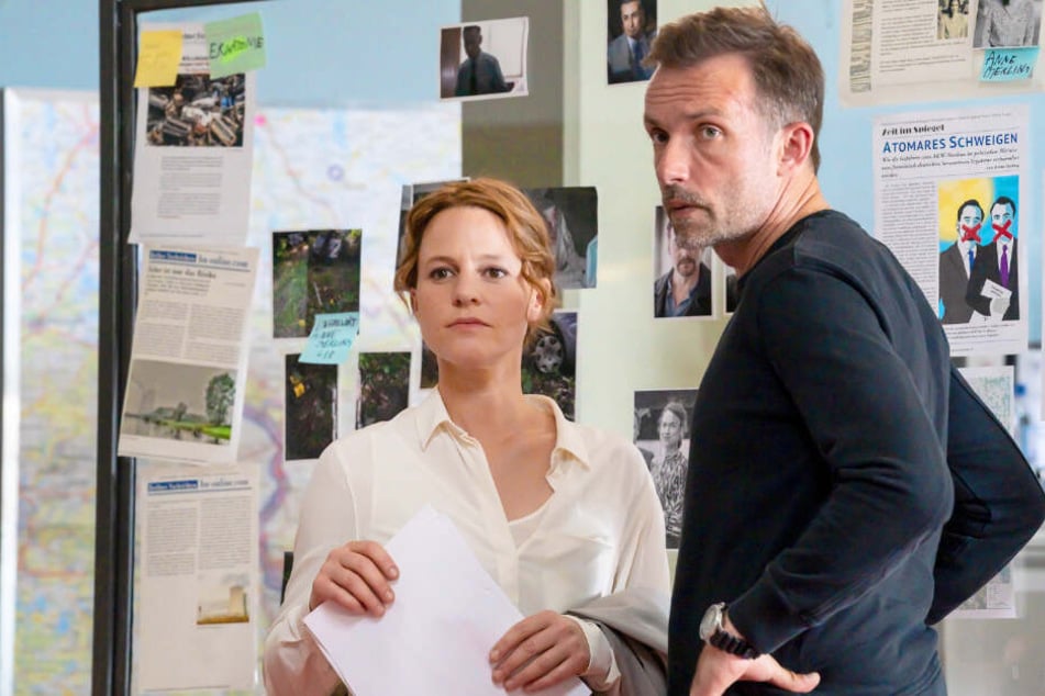 Die beiden Ermittler Olga Lenski (Maria Simon, 43) und Adam Raczek (Lucas Gregorowicz, 43) gehen zunächst von einem tragischen Unfall aus.