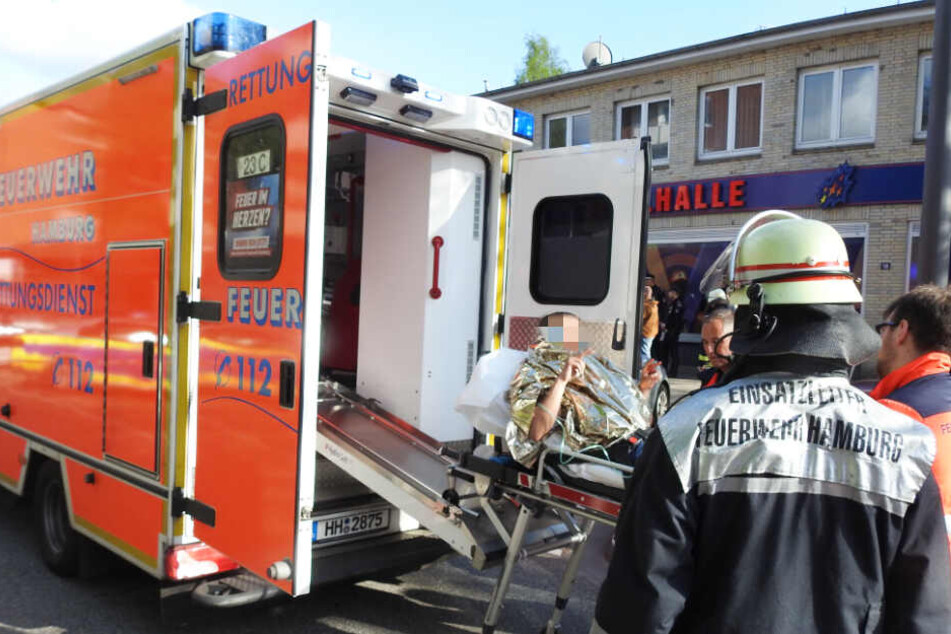 Ein Angeschossener wird in den Rettungswagen und dann in eine Klinik gebracht.
