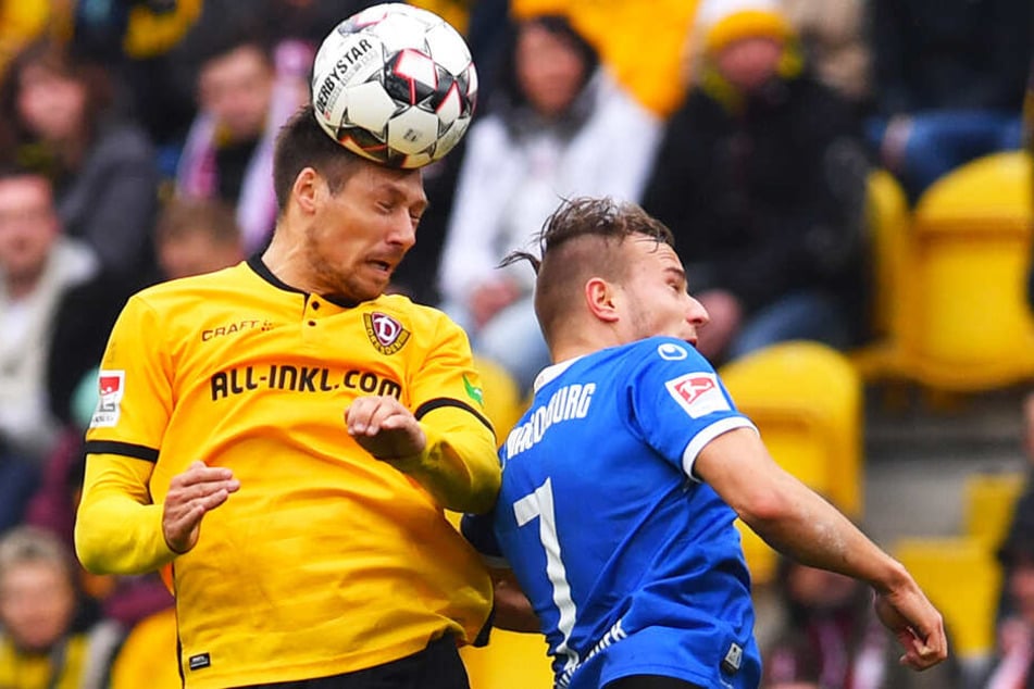 Sören Gonther (l.) gewinnt das Kopfballduell gegen Magdeburgs Felix Lohkemper. Gonther will sich im Camp die nötigen Körner für den Abstiegskampf holen.