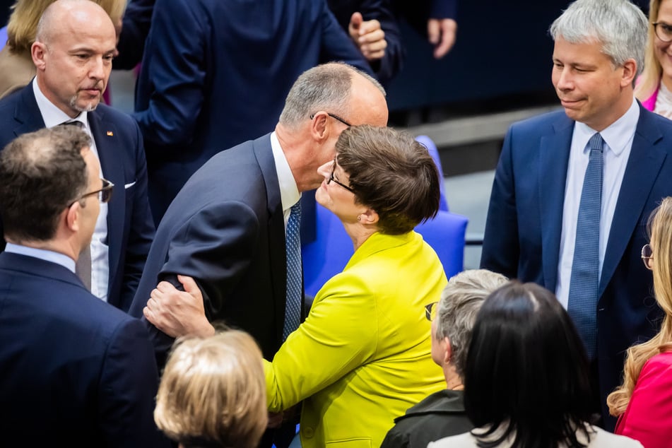 Von SPD-Chefin Saskia Esken (63) gabs ein Küsschen für Friedrich Merz (69, CDU).