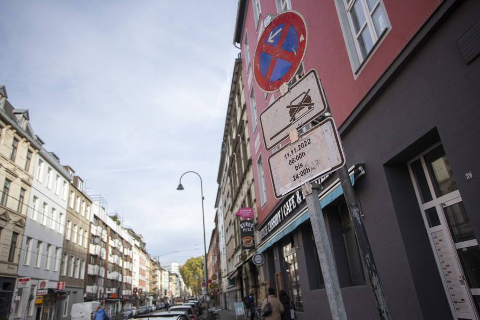 Parkverbotsschilder stehen für den Sessionsstart auf der Partymeile Zülpicher Straße.