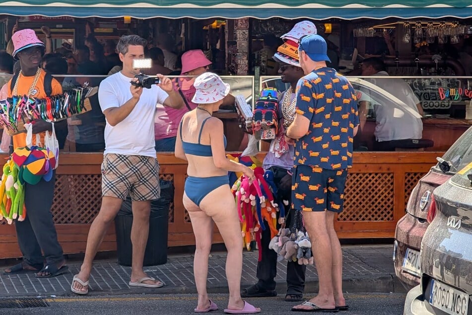 ... und setzt den Bucket Hat direkt auf.