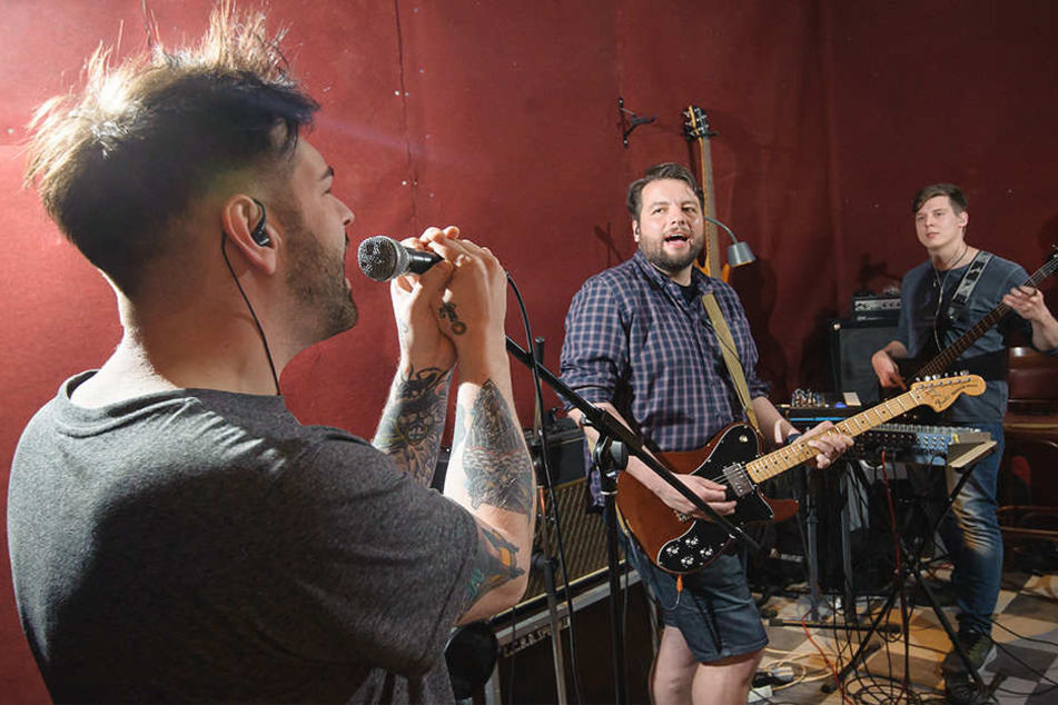 Die Band in ihrem Proberaum.