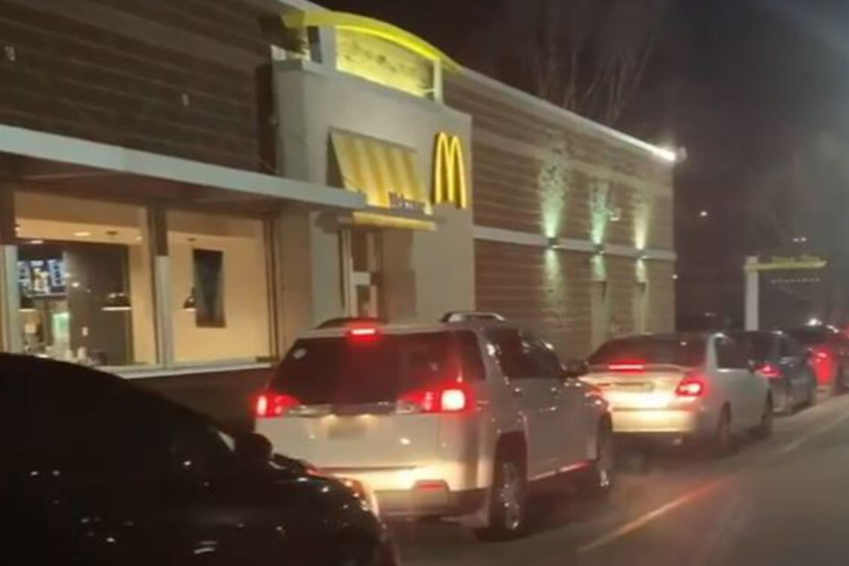 Alle warteten artig am McDrive.