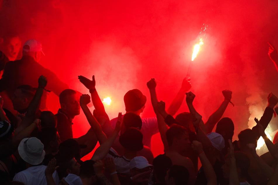Die Eintracht-Fans zündeten auf dem Römer auch Pyrotechnik.