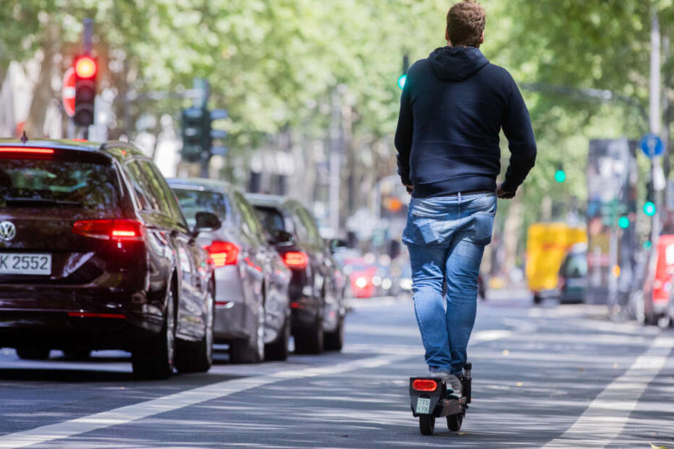 Ein E-Scooter-Fahrer auf Kölns Straßen.