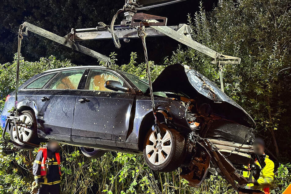 Das Auto musste aus dem Gebüsch geborgen werden.