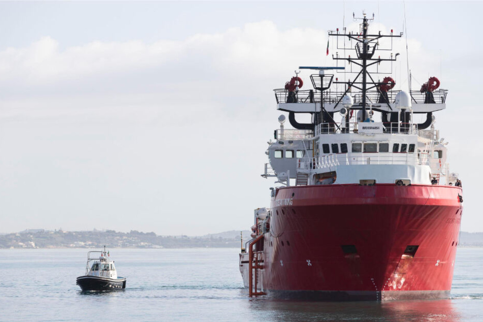 Das Rettungsschiff "Ocean Viking" liegt vor dem Hafen von Pozzallo, die Besatzung steht für zwei Wochen unter Quarantäne.