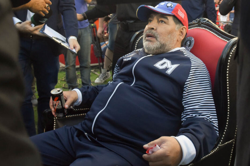 Diego Maradona (59) bekommt von einer Fußball-Mannschaft etwas geschenkt.