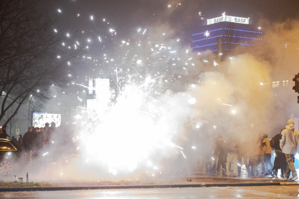 Böller und Raketen steigen auf der Straße an der Oberbaumbrücke in Berlin in die Luft.