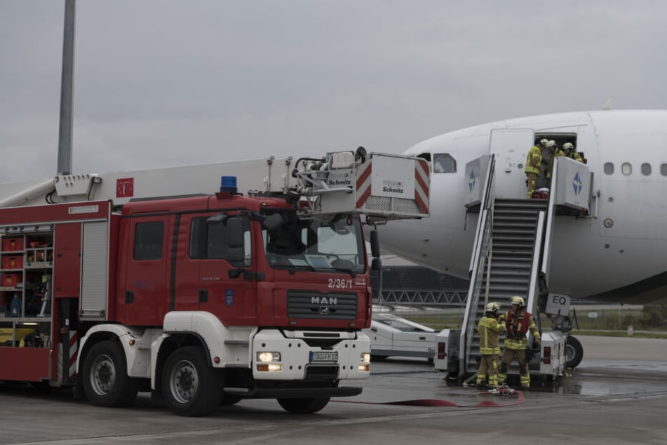 Feuerwehrleute Betreten Flugzeug Was War Am Leipziger Airport Los Tag24