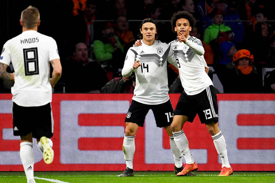 Zwei deutsche Torschützen unter sich: Leroy Sané (r.) und Nico Schulz (M.) hatten großen Anteil am deutschen Prestigeerfolg.