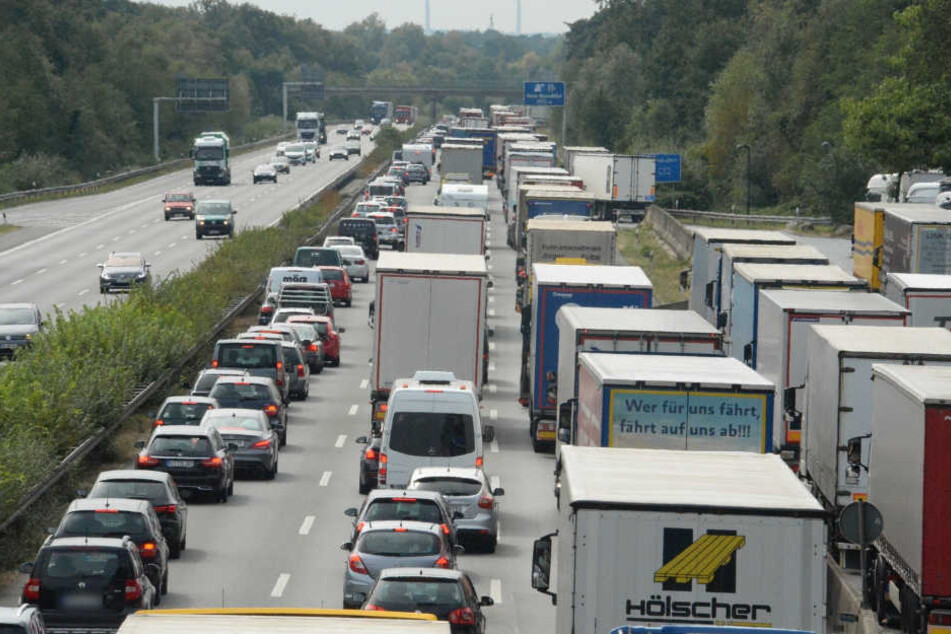 Durch den Unfall staute sich der Verkehr auf einer Strecke bis zu 6 Kilometern.
