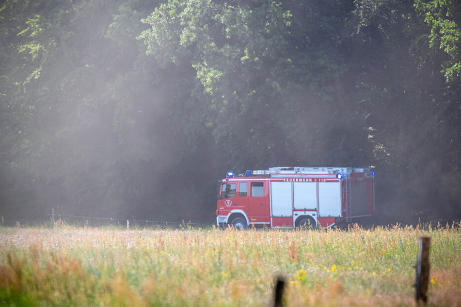 Ein Feuerwehrauto fährt zu einer der Absturzstellen in der Nähe von Nossentiner Hütte.