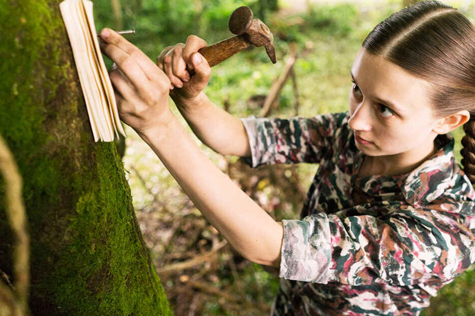 Merricat Blackwood (Taissa Farmiga) umgibt sich und das Anwesen mit Schutzzaubern.