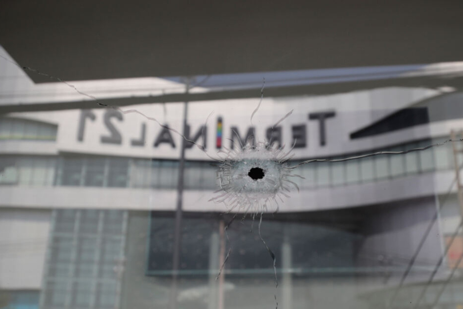 Ein Einschussloch am Einkaufszentrum.