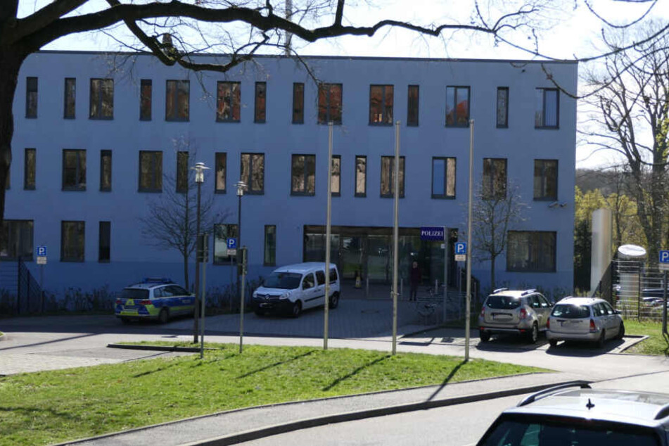 Ein Mann war nach einem Streit mit seiner Partnerin mit dem gemeinsamen, drei Monate alten Baby verschwunden. Die Polizei hat beide mittlerweile gefunden. Der Mann wurde zunächst auf das Polizeirevier mitgenommen.