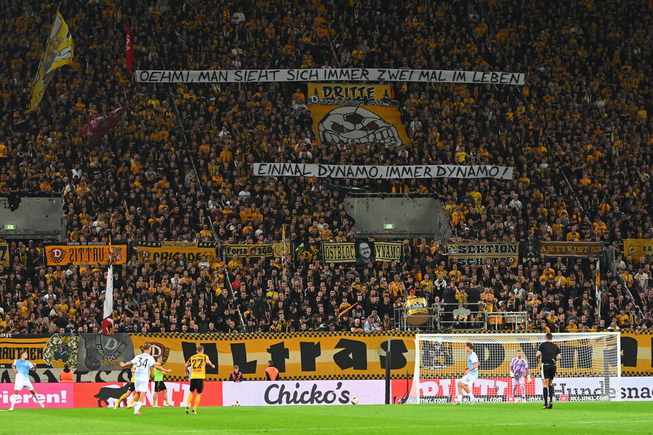 Das Banner konnte Oehmichen am Samstag live im Stadion bewundern. Er schaute seinen nicht ganz so erfolgreichen Ex-Kollegen über die Schulter.