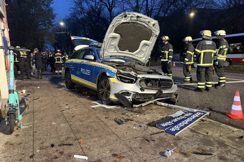 Der Streifenwagen wurde durch den Unfall stark beschädigt.