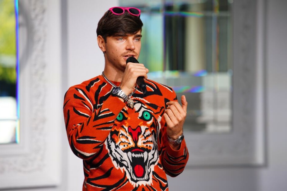Stefano Greco performt sein eigenes Lied.