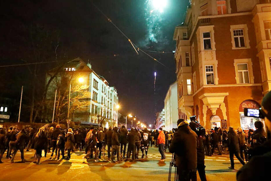 Einige Demonstrationsteilnehmer zündeten Pyrotechnik.