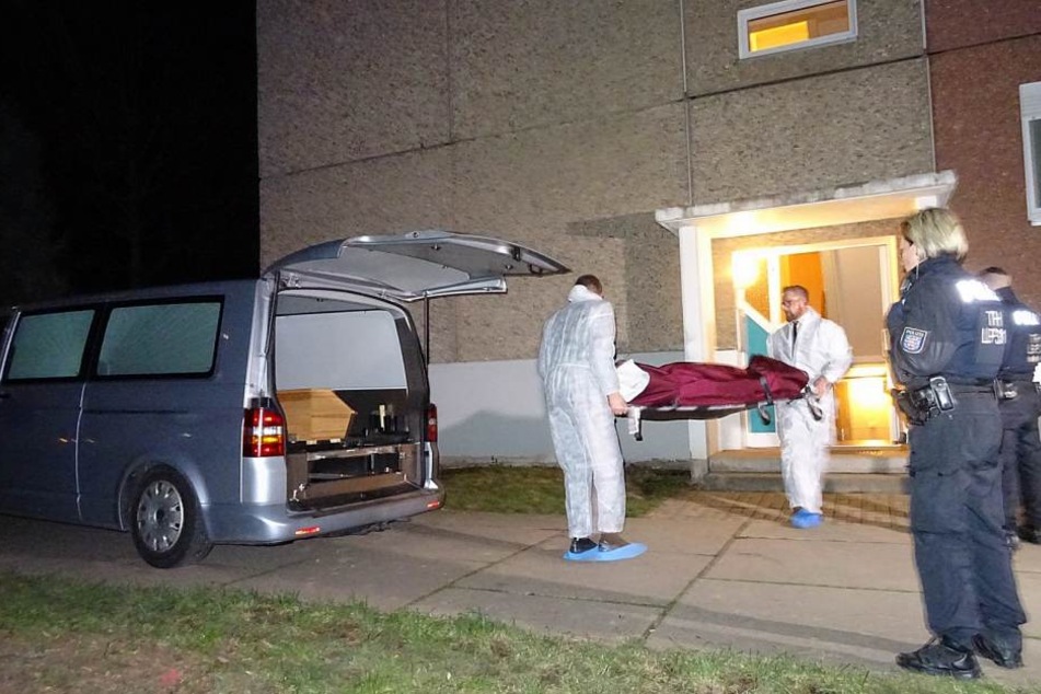 Die Leichen wurden von der Polizei aus der Wohnungen gebracht.