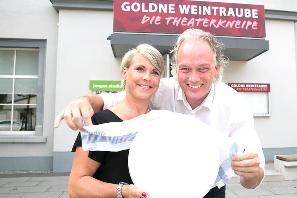 André Sarrasani (45) übernahm vor eineinhalb Jahren mit Restaurantleiterin Mandy Schwind (47) die "Goldene Weintraube" an den Landesbühnen Sachsen.