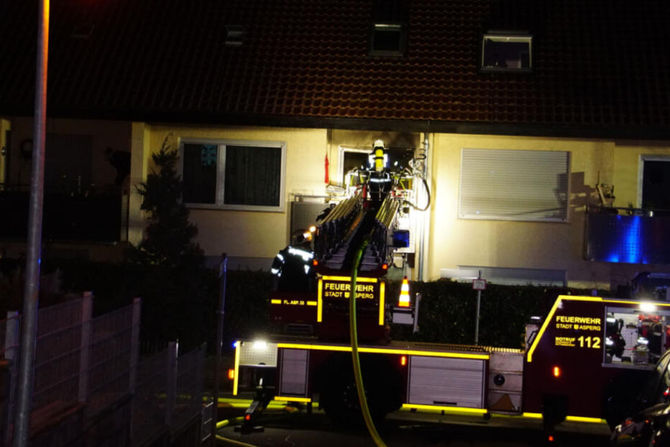 Mit einer Drehleiter löscht die Feuerwehr die Wohnung.