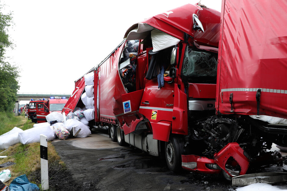 Die drei Lkws kollidierten an einem Stauende auf der A14.