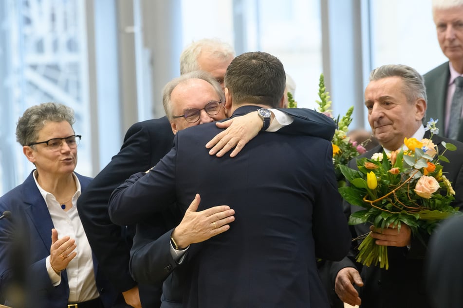 Reiner Haseloff (72, CDU) übergab das Amt sieben Monate vor der Landtagswahl an Schulze.