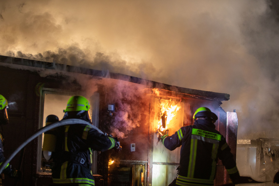 In der Fliegersiedlung in Plauen brannte am Montag ein Gartenhaus komplett nieder.